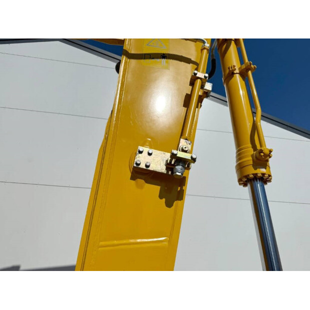 2025 Komatsu PC210LC-10M0-43826730