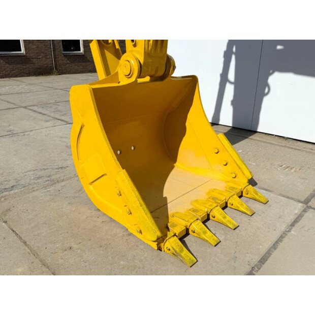 2025 Komatsu PC210LC-10M0-43826732