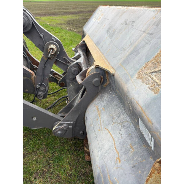 2017 فولفو L90H-43829438