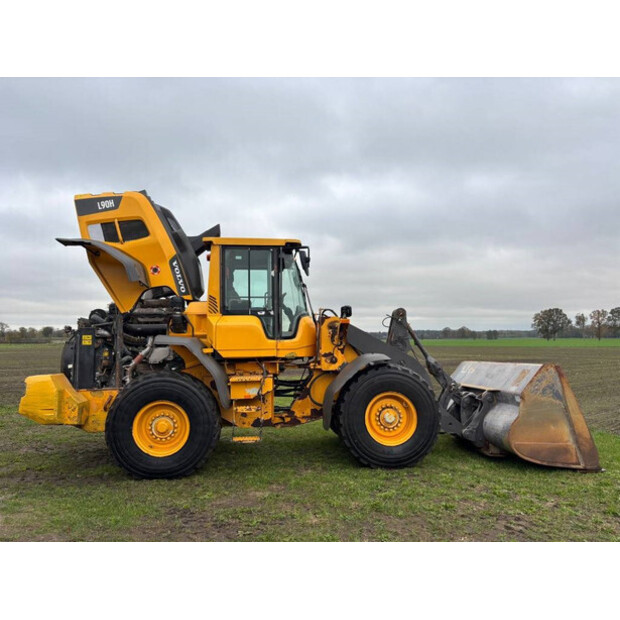 2017 فولفو L90H-43829439