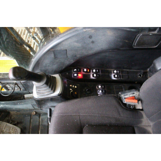 2018 JCB JS131LC-43829587