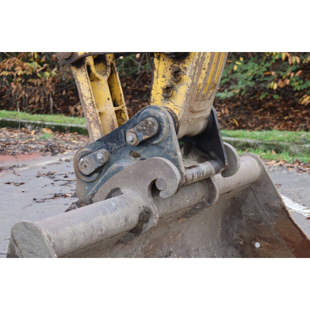 2016 Komatsu HB215LC-3-43834388