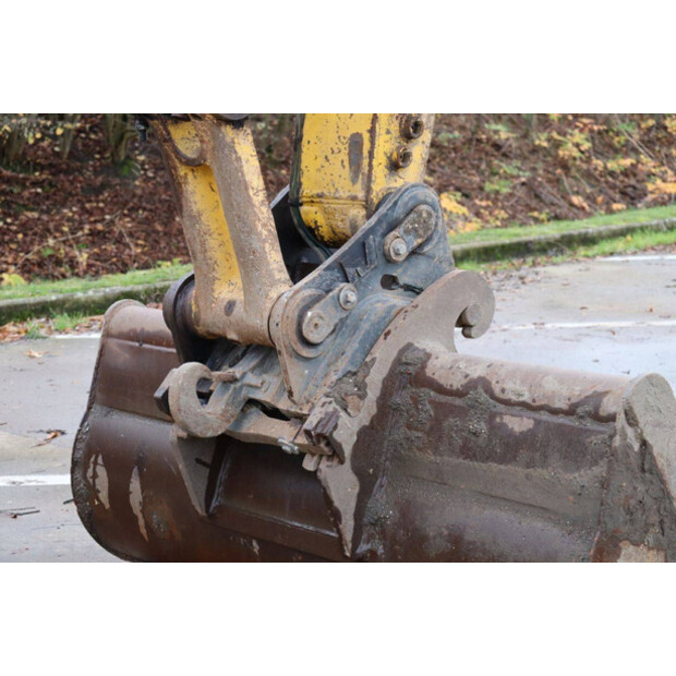 2016 Komatsu HB215LC-3-43834389