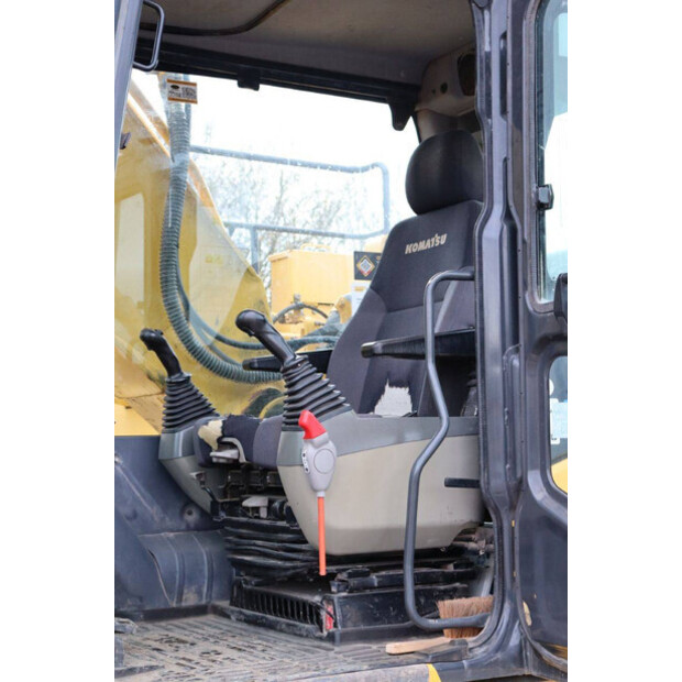 2016 Komatsu HB215LC-3-43834412