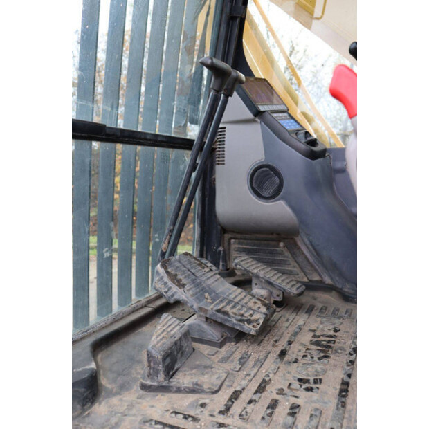 2016 Komatsu HB215LC-3-43834413