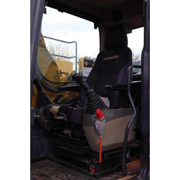 2016 Komatsu HB215LC-3-43834414