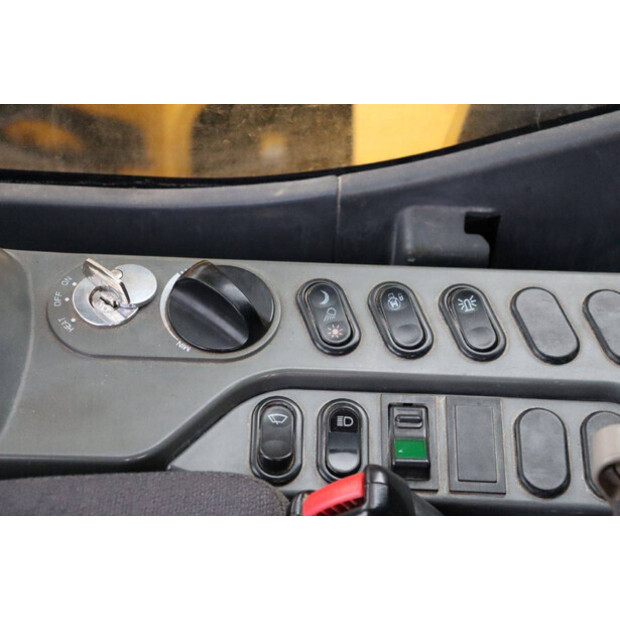 2016 Komatsu HB215LC-3-43834417