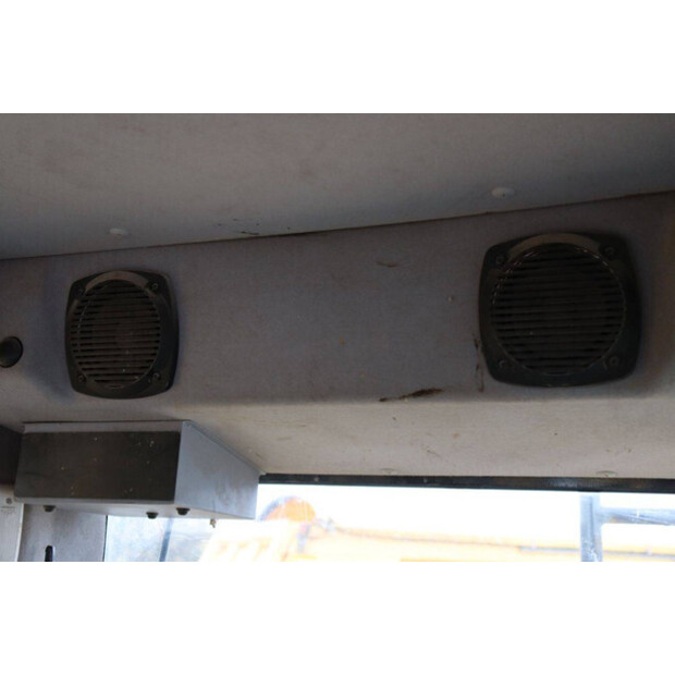 2016 Komatsu HB215LC-3-43834420