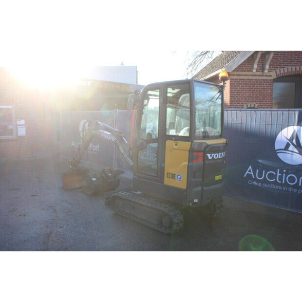 2022 فولفو EC18E-43835389