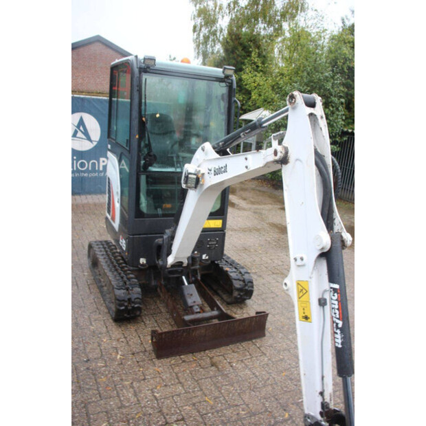 2016 بوبكات E19-43835738