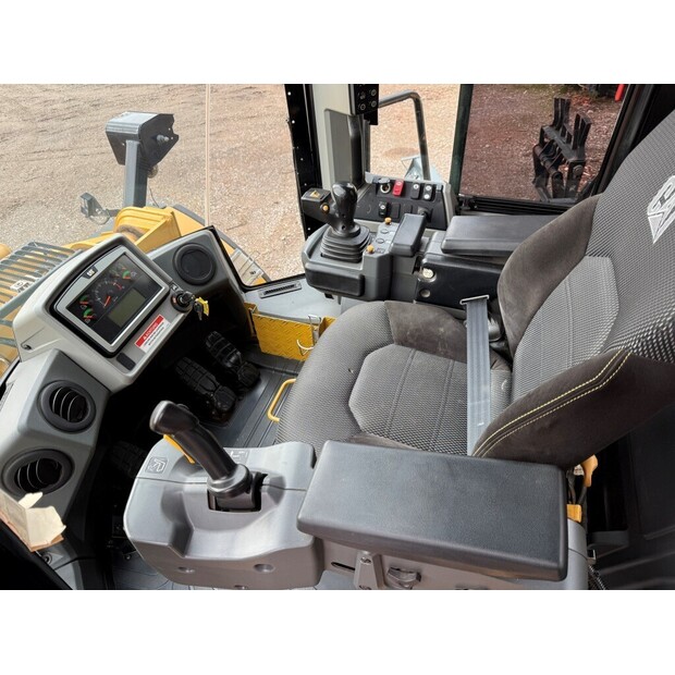 2017 Caterpillar 966M-43843802