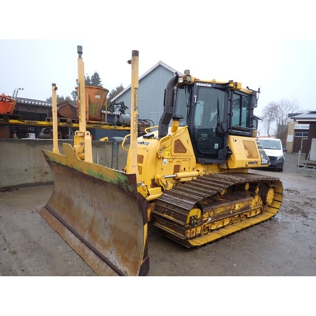 2017 كوماتسو D51PX-24-43844048