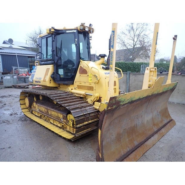 2017 كوماتسو D51PX-24-43844049