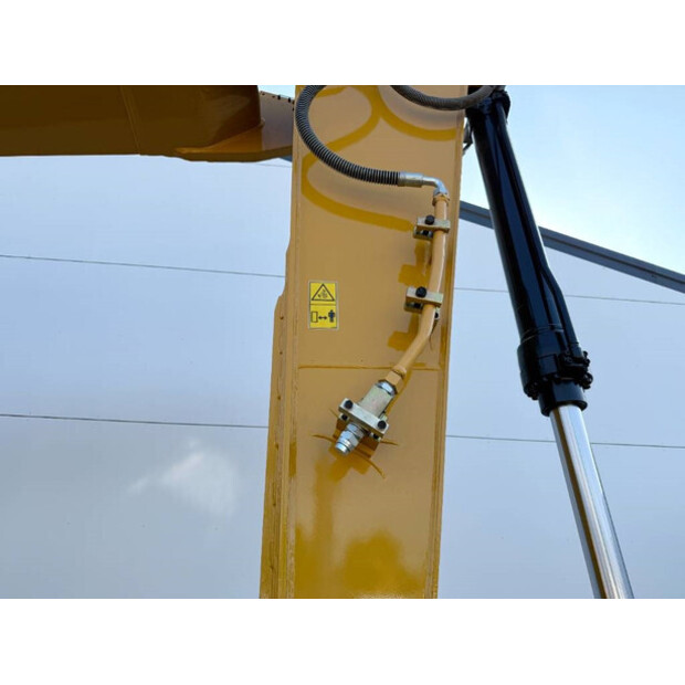 2025 كاتربيلر 323D3-43854400