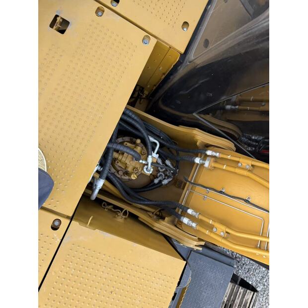 2022 كاتربيلر 323D2L-43869882