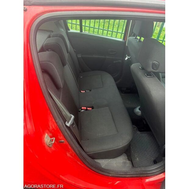 2013 Renault Clio-43882934