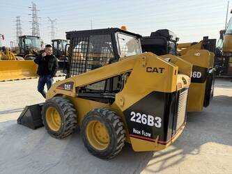 صورة ل لوادر صغيرة 2023 كاتربيلر 226B3