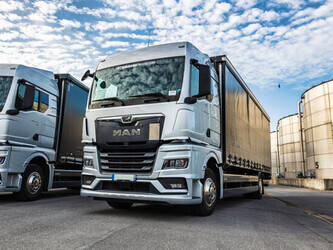 صورة ل شاحنات مع ستارة 2021 مان TGX 18.400