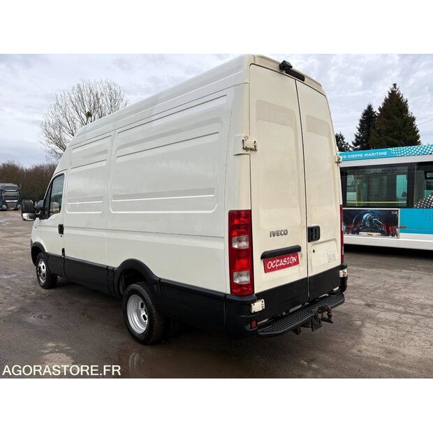 2011 Iveco 35C18-43933832