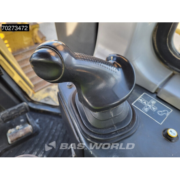 2018 Komatsu D65PX-18-43945757