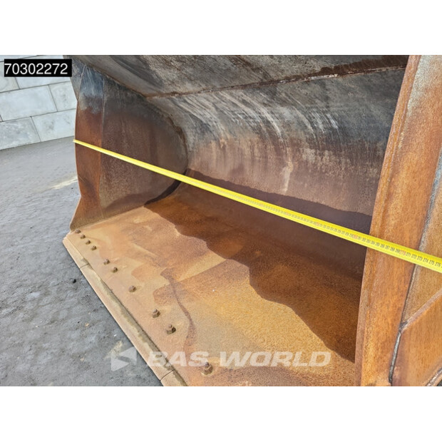 2017 ليبهير L556-43946179