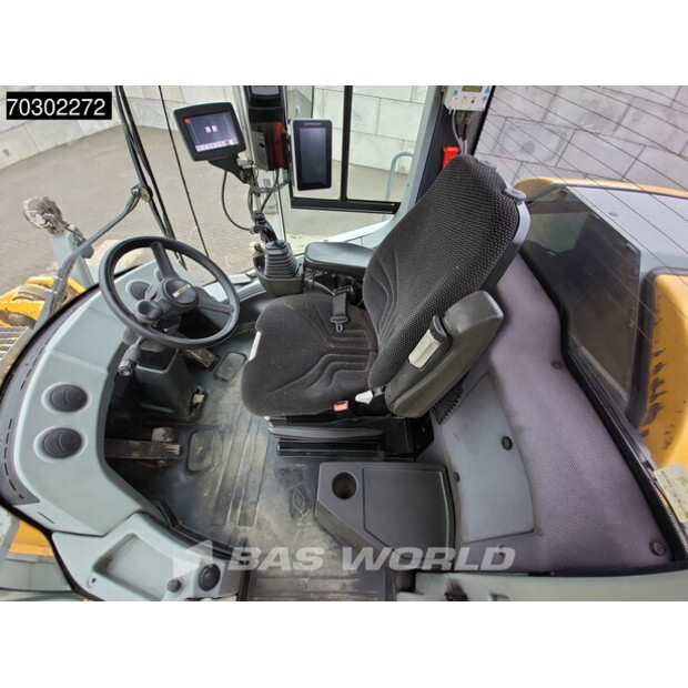 2017 ليبهير L556-43946196