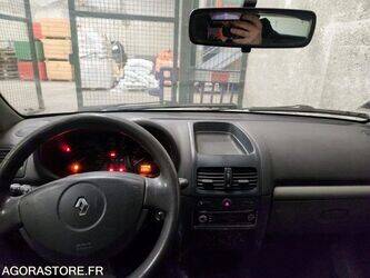 2002-renault-clio-1389868-44004637