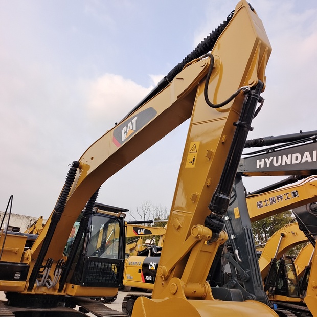 2023 Caterpillar 320D-44005889