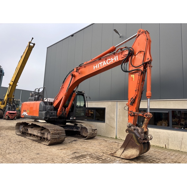 2018 هيتاشى ZX210LC-6-44012489