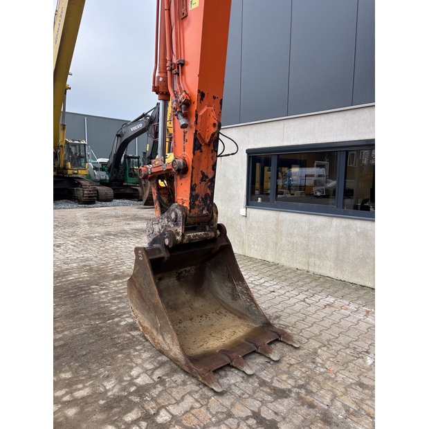 2018 هيتاشى ZX210LC-6-44012491