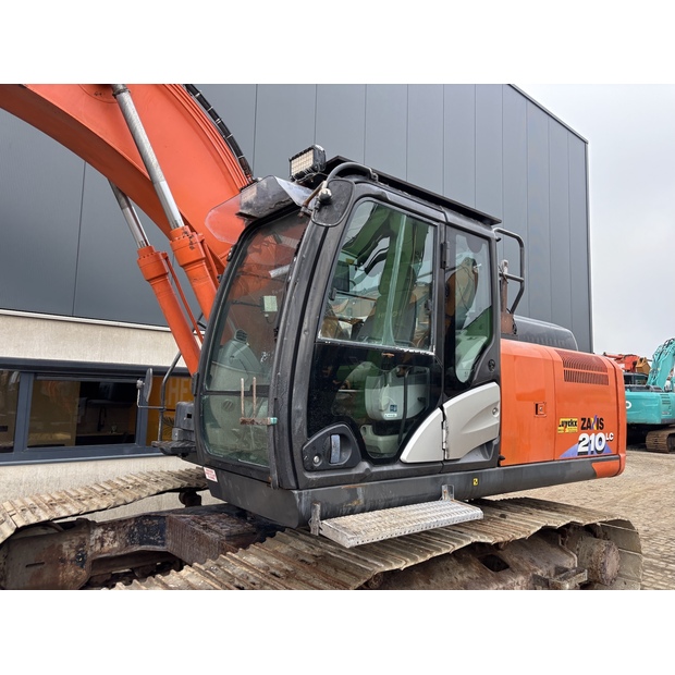 2018 هيتاشى ZX210LC-6-44012495