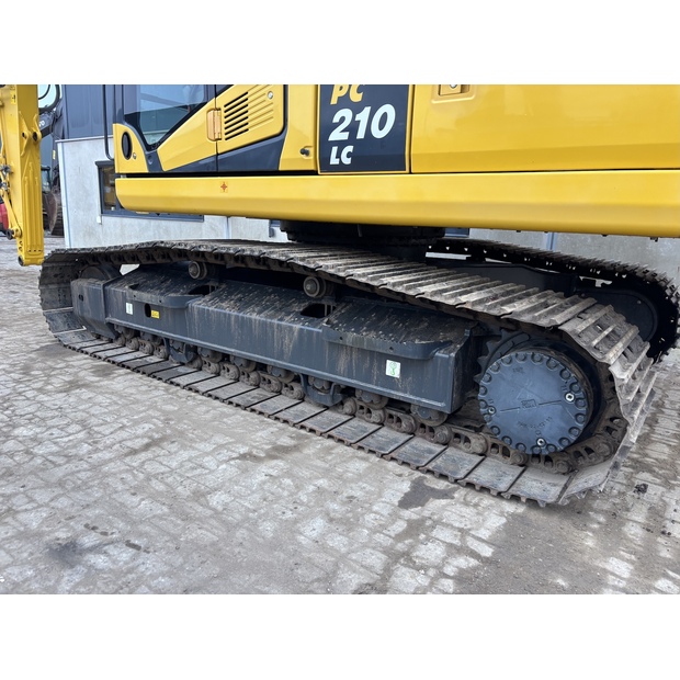 2017 كوماتسو PC210LC-10-44012596