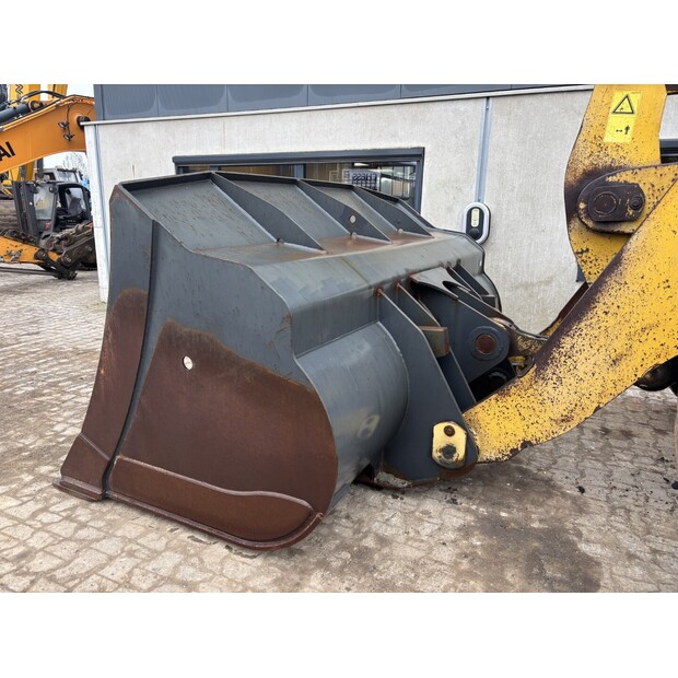 2005 كوماتسو WA480-5H-44012637