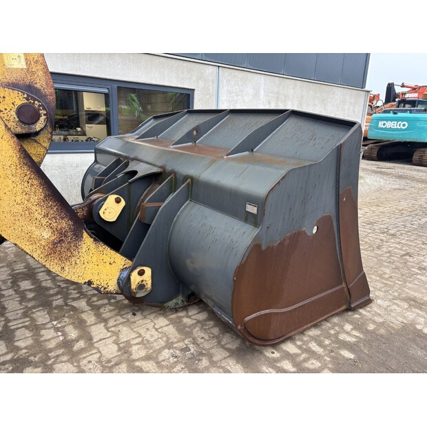 2005 كوماتسو WA480-5H-44012641