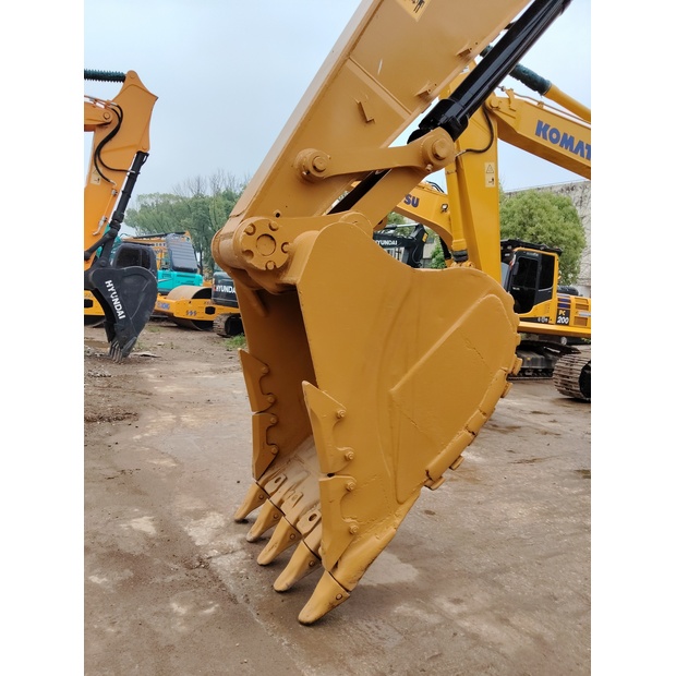 2023 Caterpillar 330D-44035037