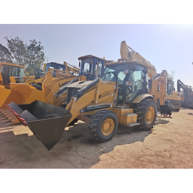 2024 Caterpillar 420F-44041235