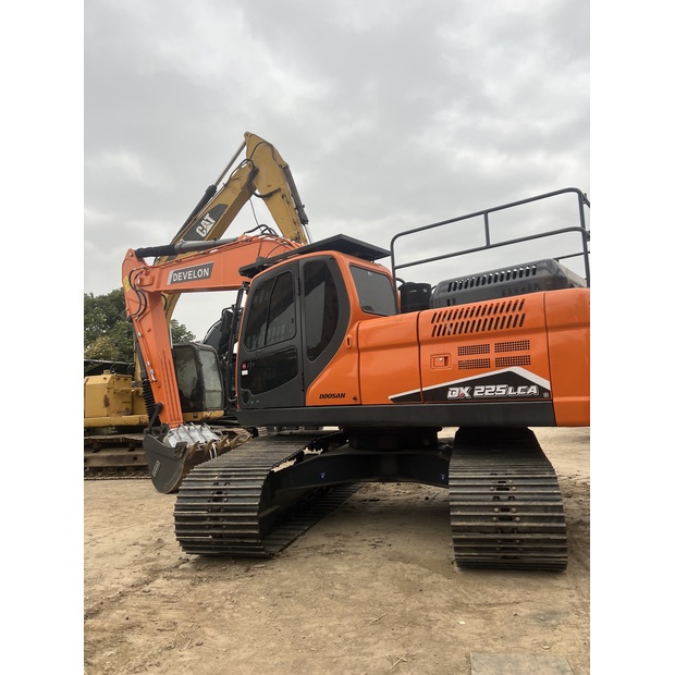 2023 ديفيلون DX225LCA-44041354