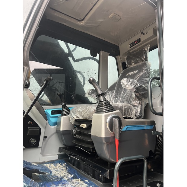 2023 Hyundai 220-44041681