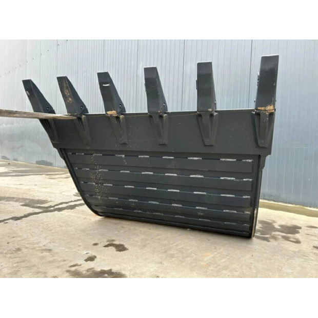 2025 هيتاشى ZX220-44043689