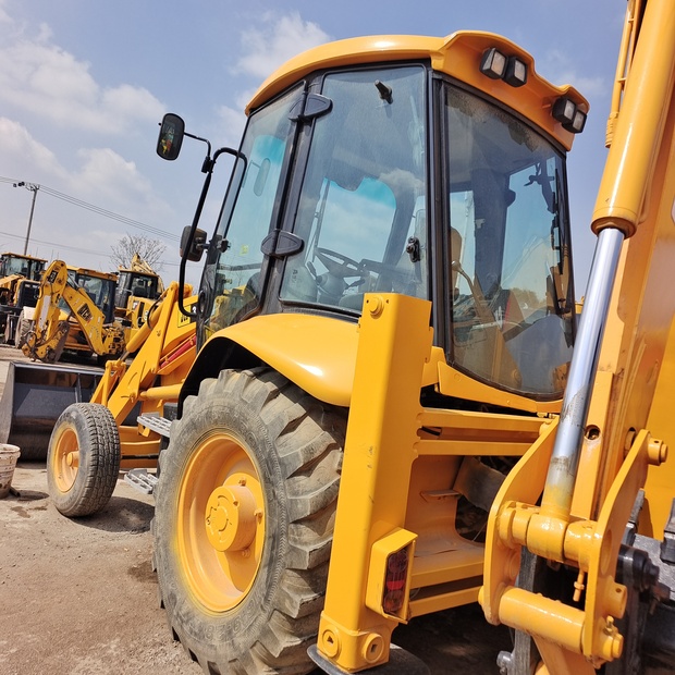 2023 جيه سي بي 3cx-44065810