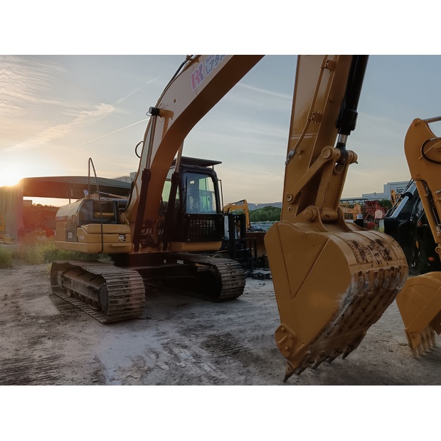 2023 Caterpillar 320D2-44065884