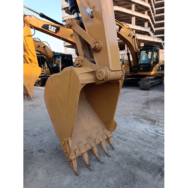 2023 Caterpillar 320D2-44065886
