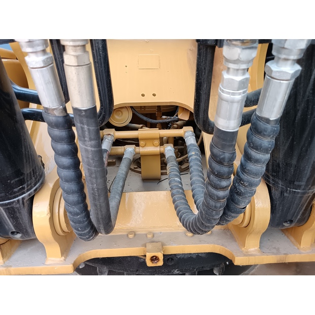 2023 Caterpillar 320D2-44065887