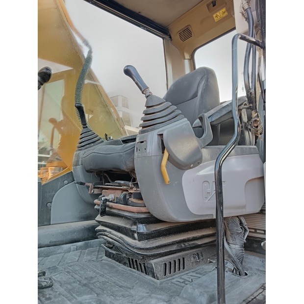 2023 Caterpillar 320D2-44065888