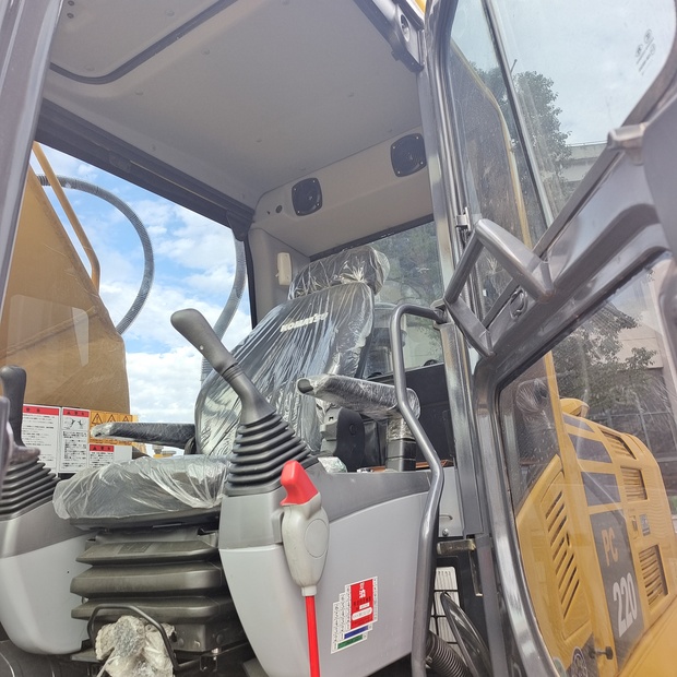 2023 Komatsu PC220-8-44088033