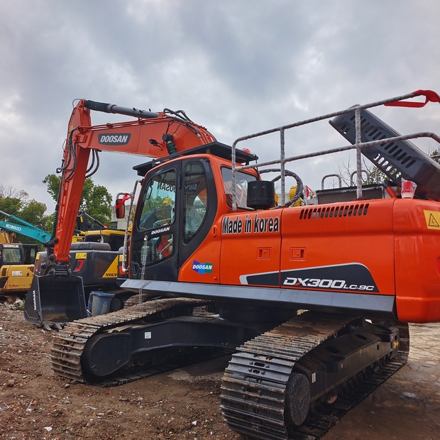 2023 Doosan DH300LC-44116827