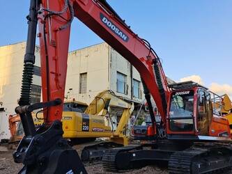 صورة ل حفارات مجنزرة 2023 دووسان DH300LC