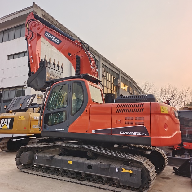 2023 Doosan DX225-44117076