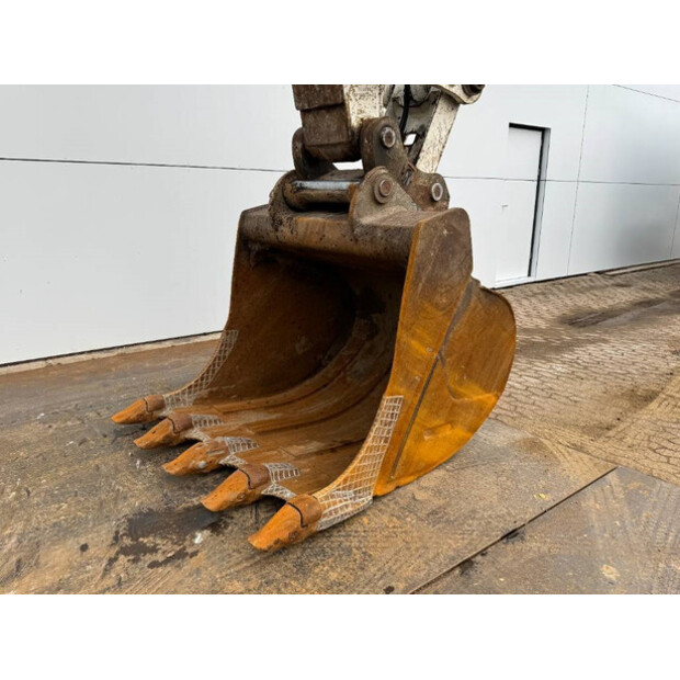 2016 ليبهير R946LC-44119306