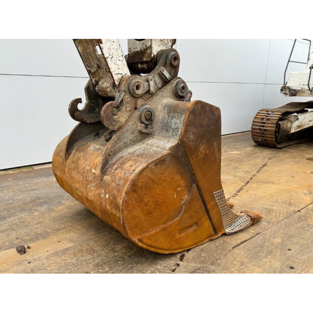 2016 ليبهير R946LC-44119308